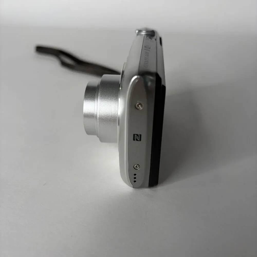 Nikon Coolpix A300 Digital Cameral 20.1 MP Silver Wifi Bluetooth FLAWS READ